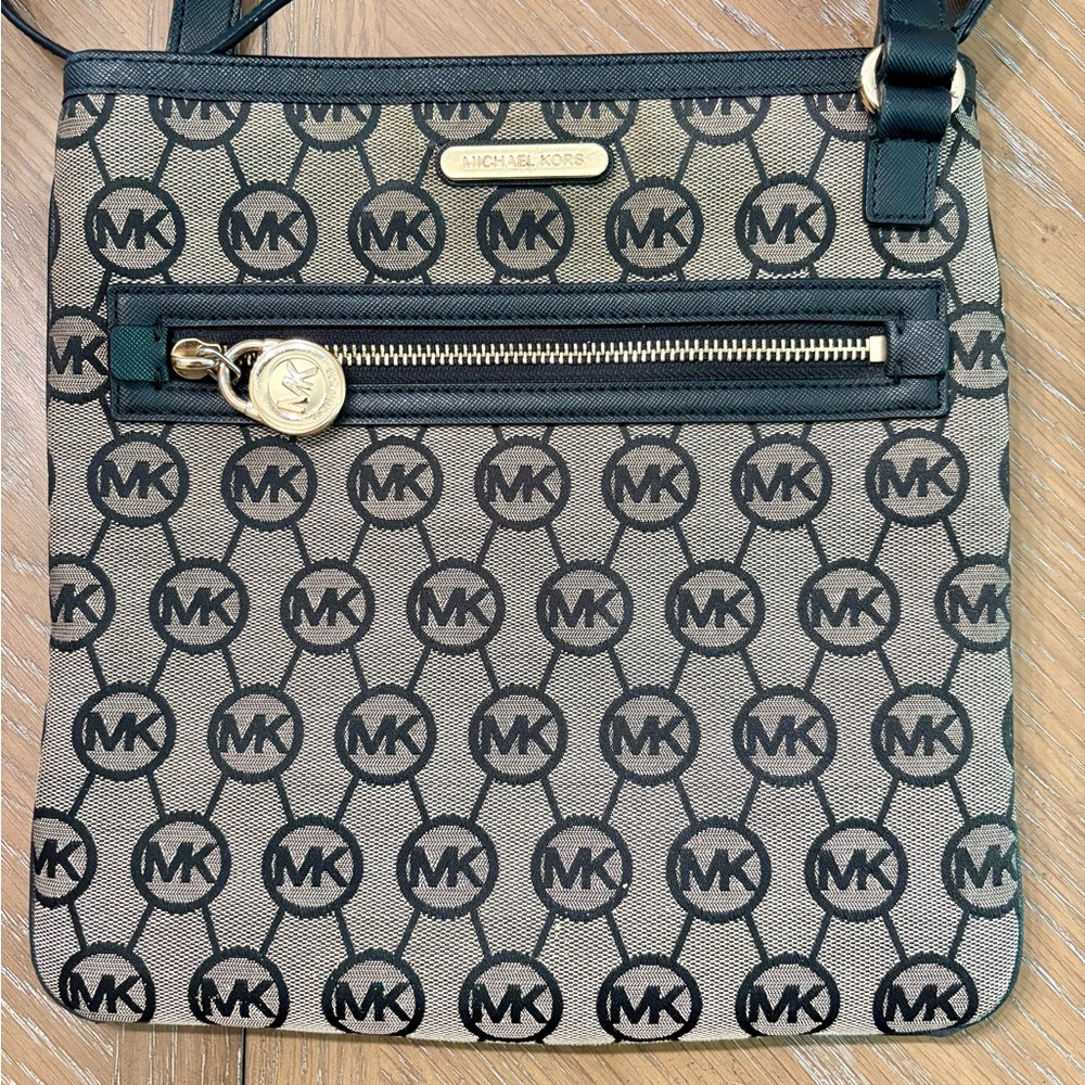 Michael Kors Kempton Signature Crossbody Bag. Used.